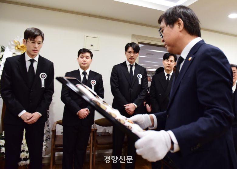 최휘영 문화체육관광부 장관이 5일 오후 서울 서초구 서울성모병원에 마련된 고 안성기 빈소를 찾아 금관문화훈장을 추서하고 있다. 사진공동취재단