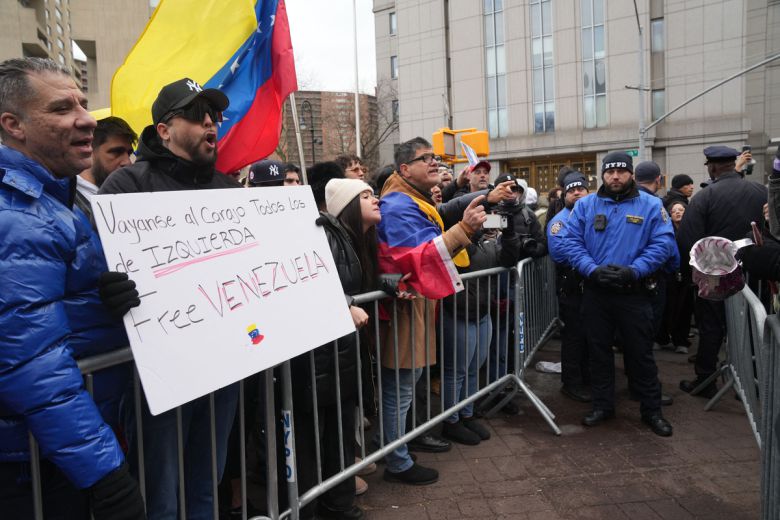 니콜라스 마두로 베네수엘라 대통령이 5일(현지시간) 미국 뉴욕에서 재판을 받고 있는 법정 앞에서 바리케이드 너머로 동시에 열린 맞불 집회.  AFP연합뉴스