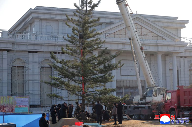 김정은 북한 국무위원장이 지난 5일 러시아에서 전사한 군인들을 기리는 해외군사작전 전투위훈기념관 건설 현장을 찾아 기념 식수를 했다고 조선중앙통신이 6일 보도했다. 조선중앙통신·연합뉴스