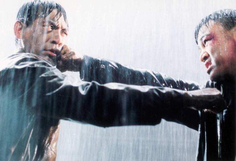 국민배우 고 안성기(왼쪽) 출연작 ‘인정사정 볼 것 없다’의 한 장면. 태원엔터테인먼트 제공