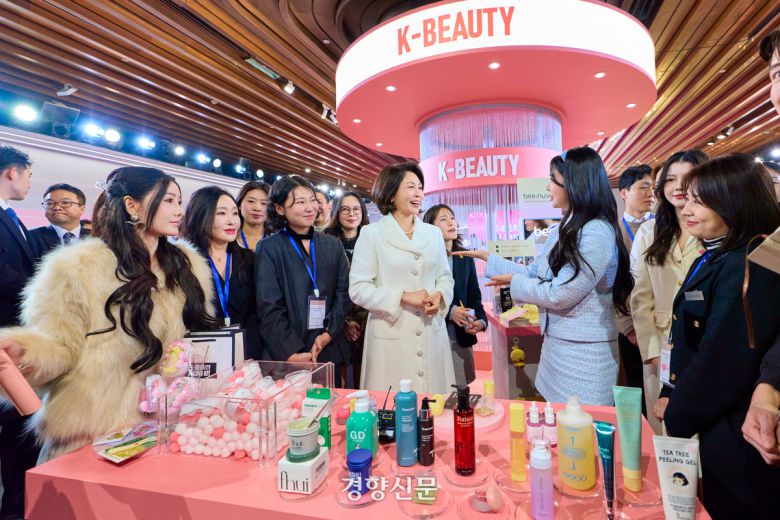 김혜경 여사가 7일(현지시간) 중국 상하이 푸싱아트센터에서 열린 K-뷰티 행사에 방문해 참석자들과 화장품을 살펴보며 대화하고 있다. 김창길 기자