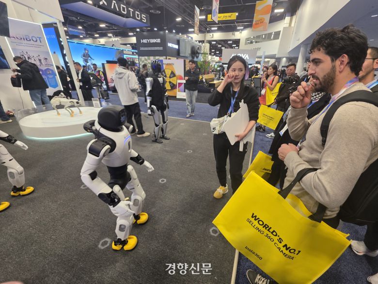 6일(현지시간) 세계 최대 정보통신(IT) 전시회 ‘CES 2026’이 열린 미국 라스베이거스 컨벤션센터(LVCC) 노스홀에 중국 로봇기업 ‘아기봇’의 휴머노이드 로봇 ‘X2’가 한 남성과 대화를 나누고 있다. 오동욱 기자