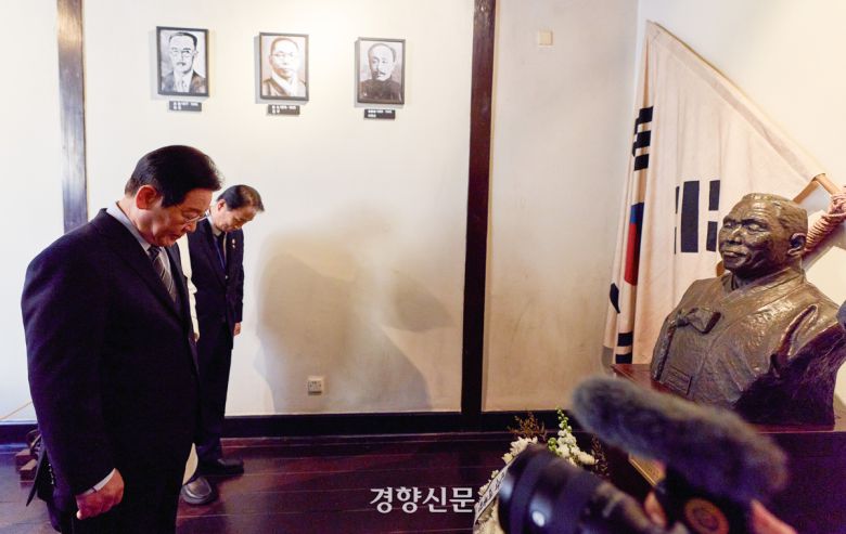 이재명 대통령이 김구 선생 흉상 앞에서 묵념하고 있다.