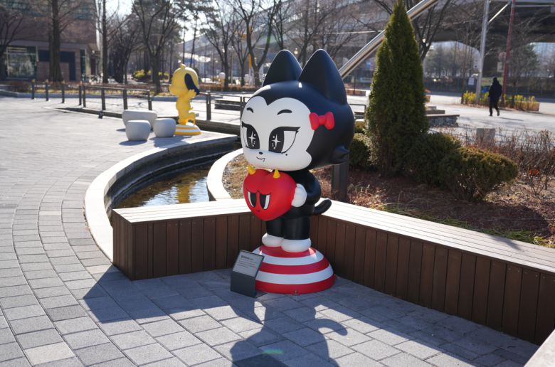 부천 상동 시민의 강 남측광장에 설치된 웹툰테마공원