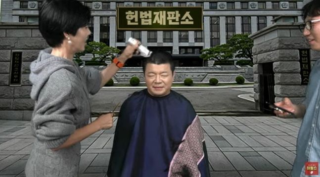 2025년 3월24일 <매불쇼> 생방송 중 진행자 최욱씨가 삭발을 하고 있다. 헌법재판소의 윤석열 탄핵 선고 지연에 항의하는 차원에서 이뤄진 깜짝 삭발식이다. 삭발을 앞두고 그는 “무겁게 싸우는 사람들이 많으니까 우리는 즐겁게 간다”고 말했다. / <매불쇼> 캡처