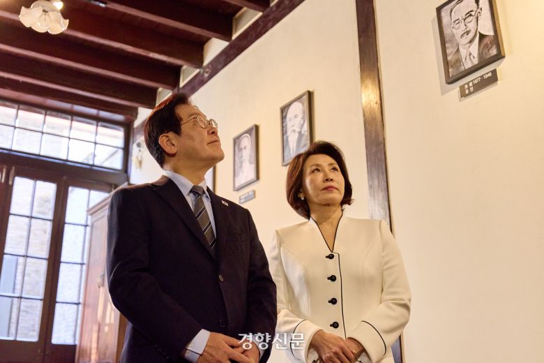 이재명 대통령과 김혜경 여사가 전시실을 둘러보고 있다.