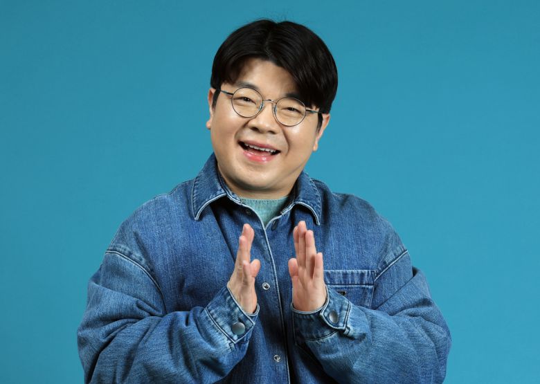 <매불쇼> 진행자인 방송인 최욱씨는 자기관리에 철처하다. 매주 금요일 <매불쇼>에 이어 <웃다가!> 촬영을 마친 뒤 개그우먼 신기루씨와 짧은 술자리를 갖는 것과 토요일 아침 풋살을 하는 것 외에는 사적 만남을 일체 갖지 않는다. 예능 유튜브 <웃다가!>는 <불금쇼> 시절부터 동고동락해온 방송인 정영진씨(정영진씨는 최욱씨와 함께 진행한 <매불쇼>에서 2023년 하차했다)와 1년 전 함께 만들었다. / 서성일 선임기자