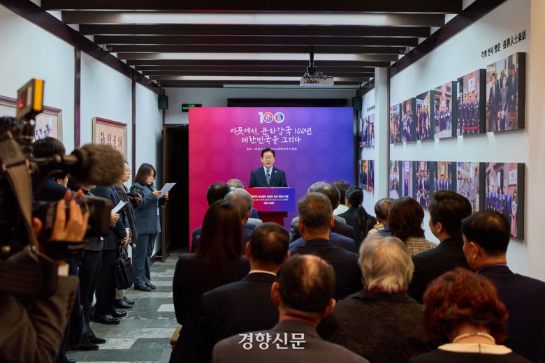 이재명 대통령이 대한민국 임정 상하이 청사 100년 기념식에서 모두발언을 하고 있다.