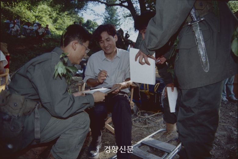 1995년, 배우 안성기가 영화 <태백산맥> 촬영 현장에서 사인해주고 있다. 경향신문 자료사진