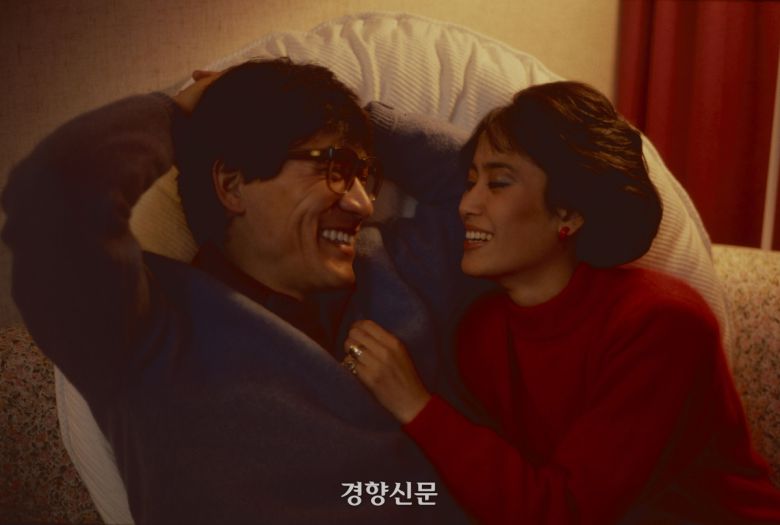 1992년 레이디경향 인터뷰 당시 배우 안성기와 아내 오소영씨. 경향신문 자료사진