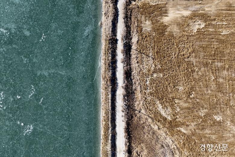 8일 인천 강화군 분오리저수지가 얼어 있다. 강화 l 문재원 기자