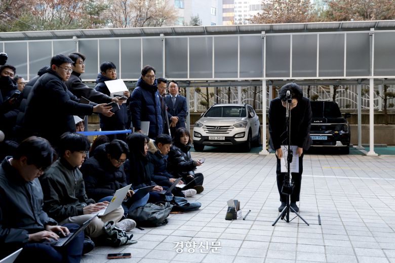 이혜훈 기획예산처 장관 후보자가 지난달 30일 서울 중구 예금보험공사에 마련된 인사청문회 준비 사무실로 출근하며 과거 자신의 12·3 불법계엄 옹호에 대한 사과문을 읽은 뒤 고개를 숙이고 있다. 문재원 기자