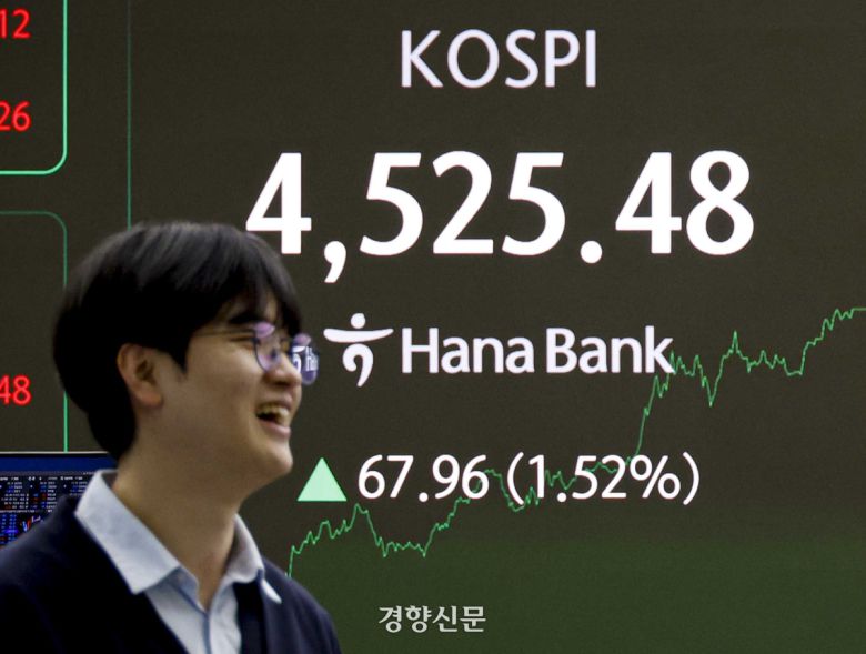 코스피가 사상 처음 4500을 돌파한 6일 서울 중구 하나은행 딜링룸 현황판에 코스피 종가가 표시돼 있다. 이날 코스피는 전장보다 67.96포인트(1.52%) 오른 4525.48에 장을 마쳤다. 지난 2일 처음 4300선을 넘은 코스피는 전날 4400선을 돌파한 지 하루 만에 4500선 마저 넘었다. 문재원 기자