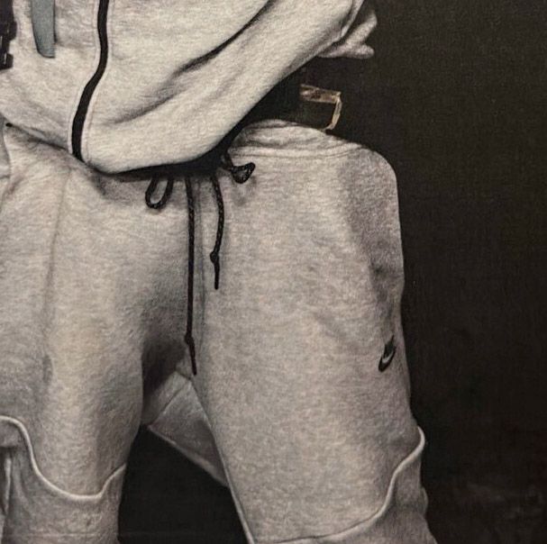 생포된 마두로 대통령이 운동복 차림으로 두 눈을 안대로 가린 채 양손에 수갑을 차고 있다. EPA연합뉴스