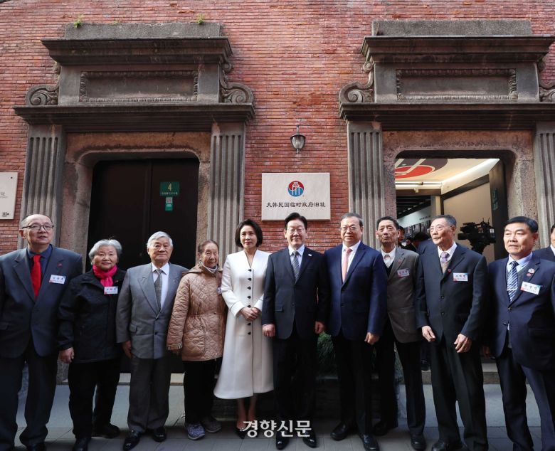 이재명 대통령과 김혜경 여사가 7일 중국 상하이 대한민국 임시정부 청사에서 열린 청사 건립 100주년 기념식을 마친 뒤 독립유공자 후손들과 기념촬영을 하고 있다. 김창길 기자