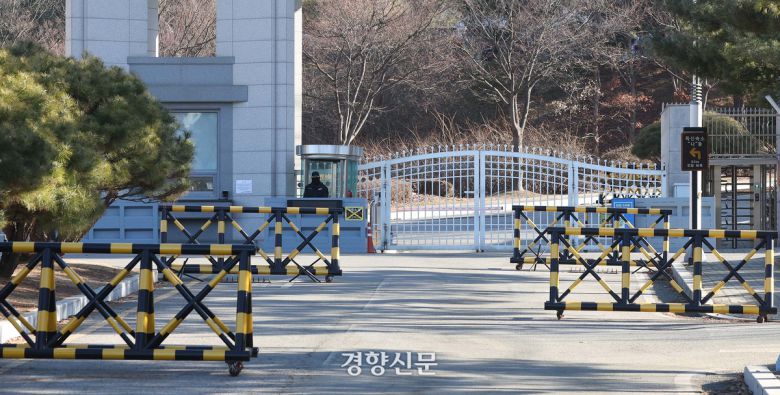 민관군 합동 특별자문위원회가 12·3 불법계엄 상황에서 핵심적인 역할을 수행한 국군방첩사령부(방첩사)를 폐지할 것을 국방부에 권고한 8일 경기 과천시 방첩사 입구에 바리케이드가 설치돼 있다. 권고안이 시행되면 방첩사는 모태인 국군보안사령부가 1977년에 육·해·공군 방첩부대를 통합해 창설된 이후 49년 만에 역사 속으로 사라지게 된다. 권도현 기자