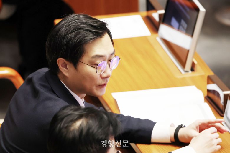 국회에서 지난해 12월30일 열린 본회의에서 장경태 더불어민주당 의원이 이야기를 나누고 있다. 한수빈 기자