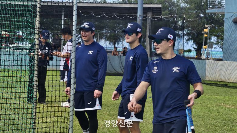 WBC 대표팀 김도영(가운데)이 11일 동료들과 함께 배팅 훈련 차례를 기다리고 있다. 사이판 | 심진용 기자