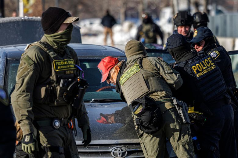 미 국토안보부의 세관국경보호국(CBP) 요원들이 미네소타주 미니애폴리스의 이민세관단속국(ICE) 구금시설 앞에서 팻말을 들고 있던 한 남성을 구금하고 있다. AFP연합뉴스