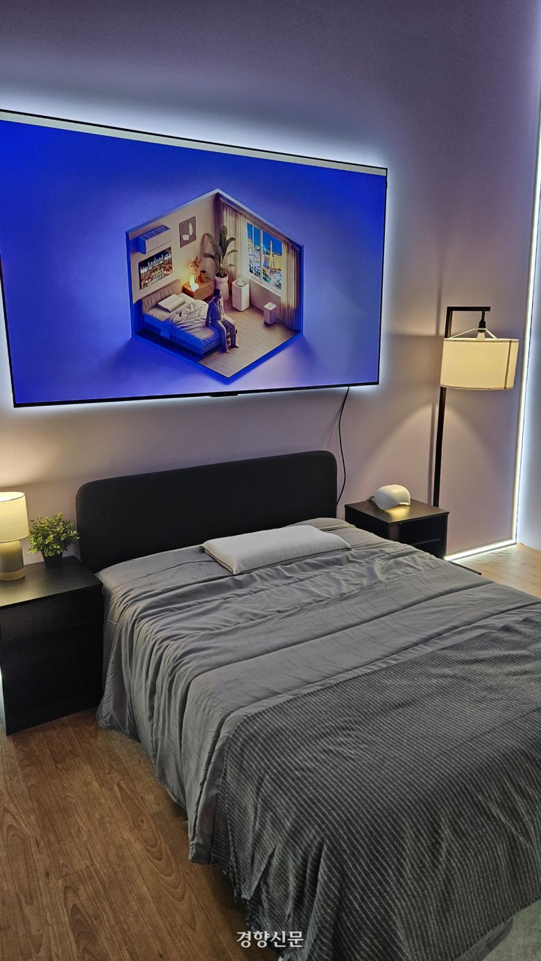 한국 기업 텐마인즈가 선보인 수면 솔루션 ‘AI 슬립봇’. 그냥 베고 자기만 하면 최적의 수면 상태를 유지할 수 있게 도와준다. 최민지 기자