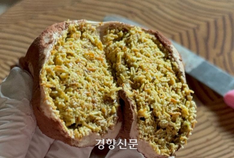 맛에 더해진 시각적 효과는 ‘두쫀쿠’ 확산의 핵심 요인이다. 칼로 자르는 순간 드러나는 단면, 바삭거리는 소리, 쫀득하게 늘어나는 질감은 영상으로 소비되기에 최적화돼 있다.