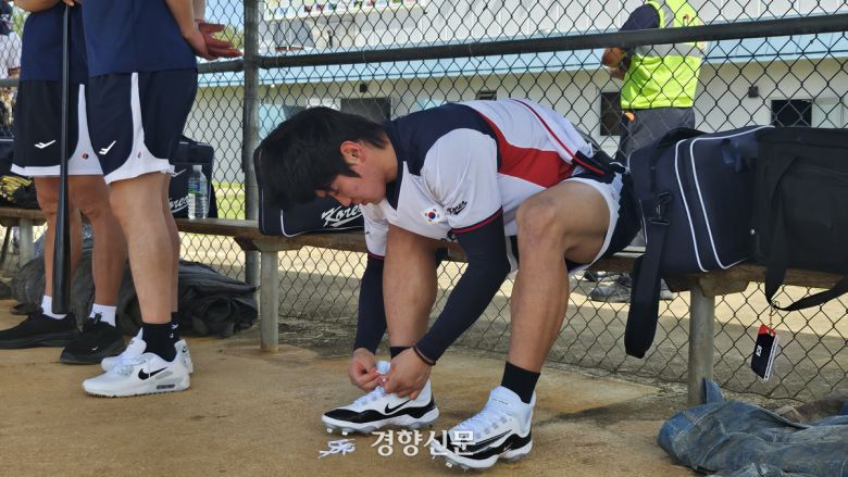 WBC 대표팀 김도영이 지난 10일 사이판 올레아이 구장에서 첫 훈련을 앞두고 신발끈을 묶고 있다. 사이판 | 심진용 기자