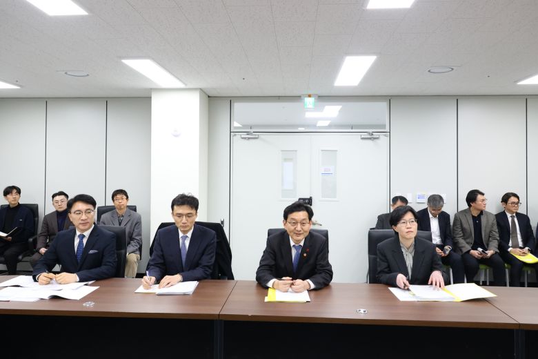 윤창렬 국무조정실장이 12일 정부서울청사 창성별관에서 공소청법안 및 중대범죄수사청법안에 대해 설명하고 있다. 총리실 제공