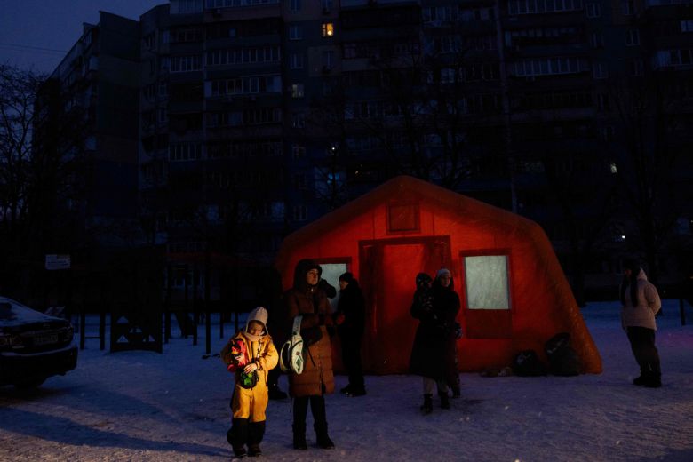 11일(현지시간) 우크라이나 키이우에 설치된 텐트에 시민들이 머물고 있다. 러시아의 미사일과 드론 공격으로 우크라이나 에너지 기간 시설이 파괴된 가운데, 시민들은 이곳에서 전자기기를 충전하고 몸을 녹인다. AFP연합뉴스