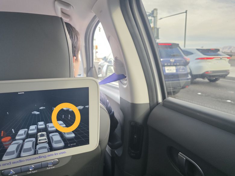 모셔널의 자율주행 아이오닉5 로보택시는 탑승자에게 보이지 않는 보행자들의 위치를 감지한다.