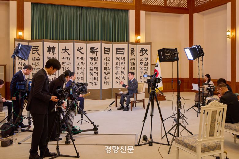 이재명 대통령이 12일 NHK와 인터뷰를 하고 있다. 2026.1.12 청와대 제공