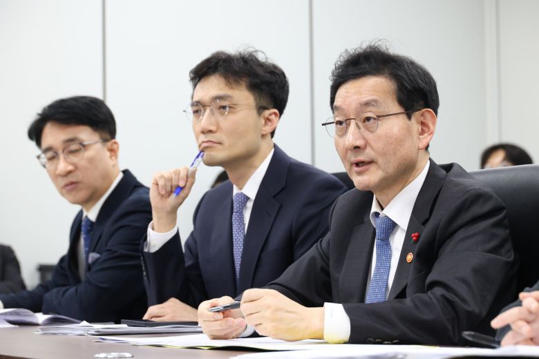 국무총리 산하 검찰개혁추진단 단장인 윤창렬 국무조정실장이 12일 정부서울청사 창성별관에서 기자간담회를 열어 중대범죄수사청·공소청 설치법안에 대해 설명하고 있다. 국무총리실 제공