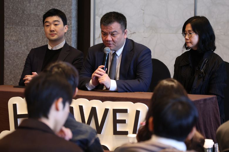 발리안 왕 화웨이코리아 CEO가 지난달 26일 서울 중구 더플라자호텔에서 열린 ‘화웨이 데이 2025’에서 국내 인공지능(AI) 반도체 시장 진출 계획을 밝히고 있다. 연합뉴스