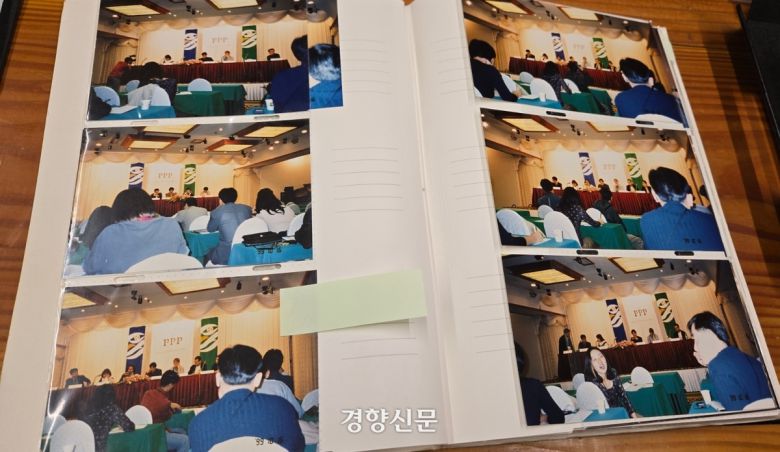 일본 제작자 가와이 가와이가 1999년 부산국제영화제 PPP(부산프로모션플랜)에 참석했을 때의 사진을 보여주고 있다. 그는 직접 사진첩을 들고 와 당시를 설명했다. 전지현 기자
