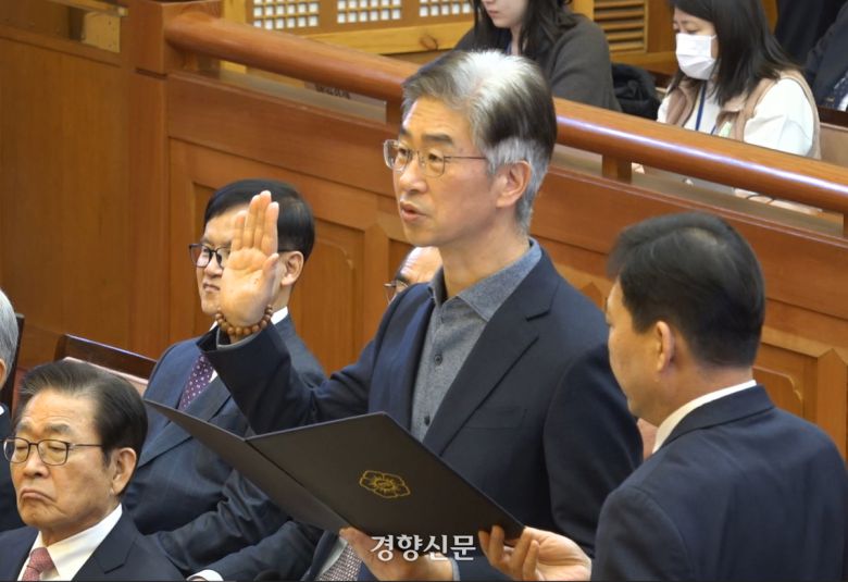 지난해 2월13일 서울 종로구 헌법재판소에서 열린 ‘윤석열 대통령 탄핵심판 8차 변론’에 출석에 출석한 김봉식 전 서울경찰청장. 헌법재판소 제공