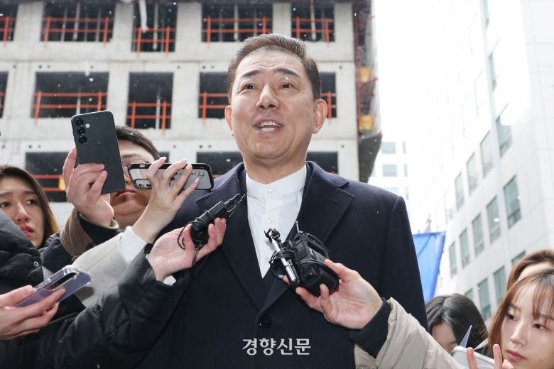 더불어민주당 윤리심판원이 지난 12일 공천헌금 비리 혐의를 받는 김병기 의원에 대해 제명을 의결했다.  지난 12일 여의도 중앙당사에서 열린 윤리심판원 회의에  앞서 입장을 밝히고 있는 김 의원.   한수빈 기자