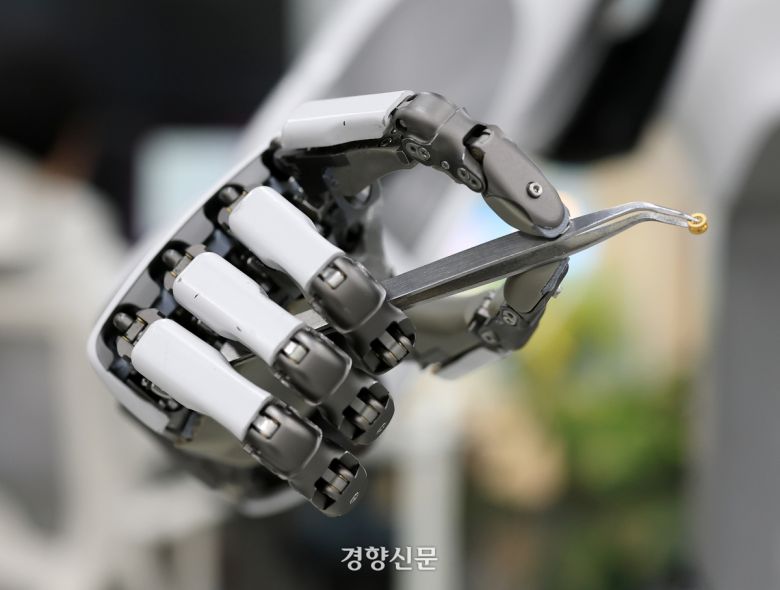 로봇 개발 스타트업 위로보틱스가 자체 개발 중인 휴머노이드 로봇 ‘알렉스’가 핀셋을 이용해 작은 물건을 잡는 시연을 하고 있다. 서성일 선임기자