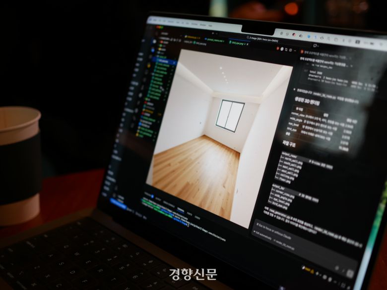 지난달 6일 경기 김포의 한 카페에서 ‘팔콘아이즈’ 대표 주현우씨가 중국 알리바바의 오픈소스 AI 이미지 생성 모델 ‘Z이미지’를 이용해 작업을 해 보고 있다. 김상범 기자