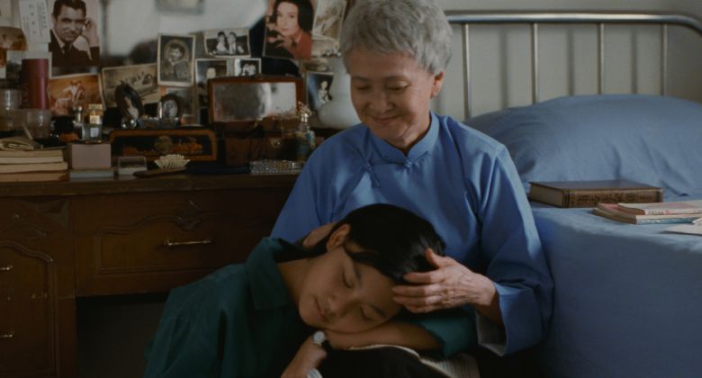 <하나 그리고 둘>에서 팅팅(켈리 리)이 할머니의 무릎을 베고 앉아있다. 에무필름즈 제공