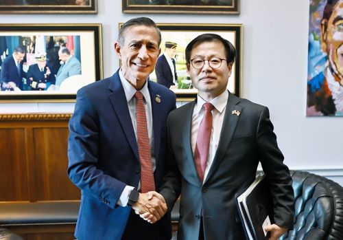 여한구 산업통상부 통상교섭본부장이 12일(현지시간) 미국 워싱턴 연방의회에서 대럴 아이사 미 하원의원과 기념 촬영하고 있다. 산업통상부 제공