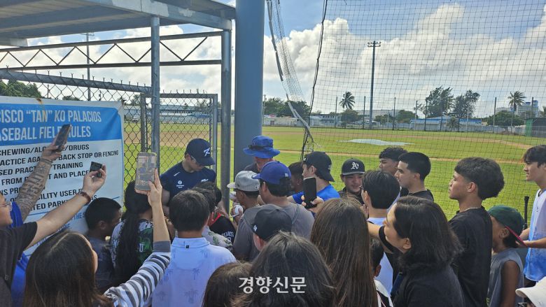 WBC 대표팀 김혜성이 14일 사이판 올레아이 구장에서 현지 팬들에게 사인을 하고 있다. 사이판 | 심진용 기자