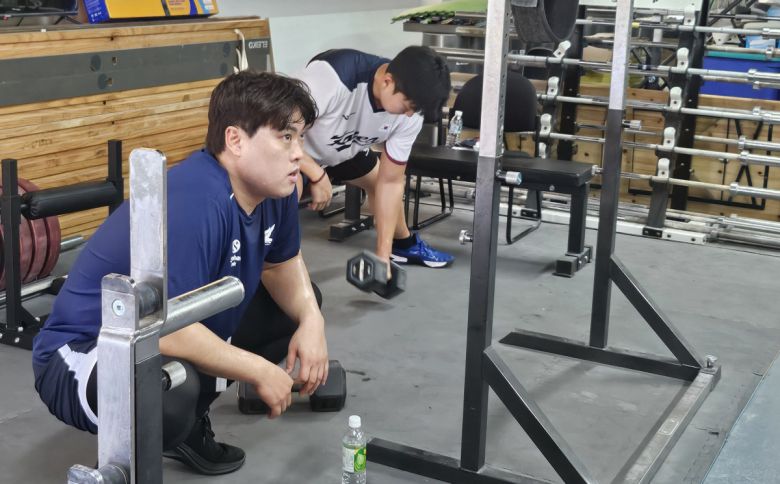 류현진이 사이판 올레아이 구장에서 웨이트 트레이닝을 하고 있다. 사이판 | 심진용 기자