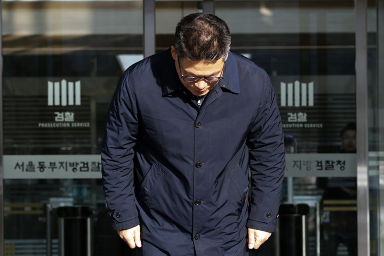 서울동부지검에 파견돼 3개월간 ‘세관 마약수사 은폐 의혹’을 수사한 백해룡 경정이 14일 서울동부지검에서 파견 소회를 밝히기 앞서 인사를 하고 있다. 연합뉴스