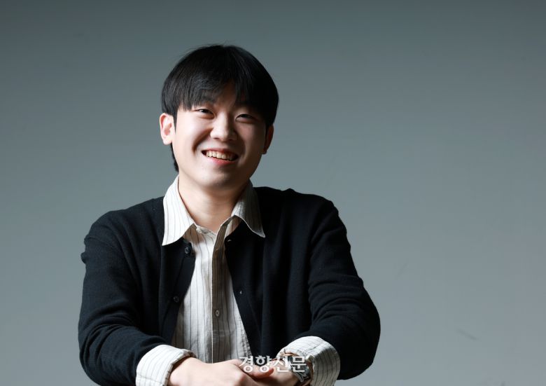 2026 경향신문 신춘문예 평론 부문 당선자인 박상현 평론가. 정지윤 선임기자