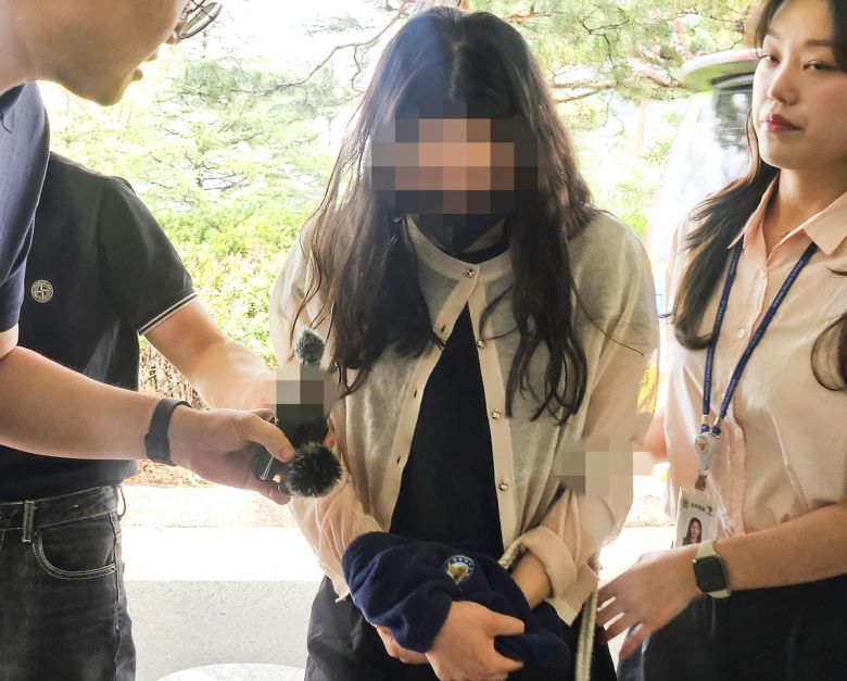 시험기간 중 학교에 무단 침입한 혐의(건조물 침입 등)로 구속 영장이 청구된 전직 기간제 교사 A씨(30)씨가 지난해 7월14일 대구지법 안동지원에 구속 전 피의자 심문(영장실질심사)을 받기 위해 이동하고 있다. 연합뉴스