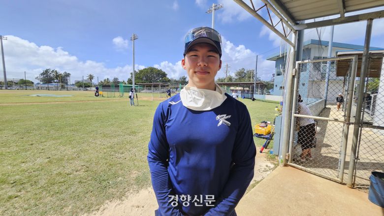 WBC 대표팀 김혜성이 14일 팀 훈련을 마치고 웃고 있다. 사이판 | 심진용 기자