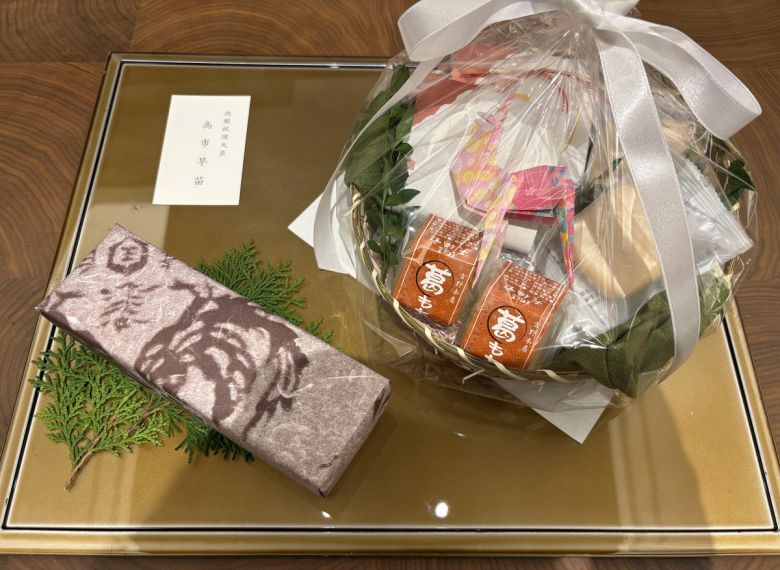 일본 측은 이 대통령 부부의 숙소에 환영 선물로 나라현의 특산물인 감을 활용한 모나카와 칡을 활용한 떡(쿠즈 모찌) 등도 선물했다. 청와대 제공