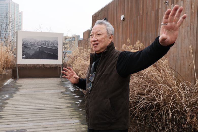 박용만 전 대한상공회의소 회장이 15일 서울 중구 피크닉에서 열린 개인전 ‘휴먼 모먼트’ 전시 기자간담회에서 전시 사진을 소개하고 있다. 연합뉴스