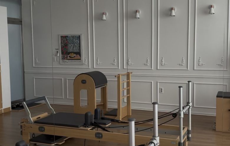 필라테스 기구인 리포머와 바렐