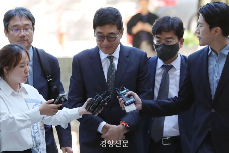 횡령·배임 혐의를 받는 태광그룹 이호진 전 회장이 2024년 5월16일 서울 서초구 서울중앙지법에서 열리는 구속 전 피의자 심문(영장심사)을 받기 위해 출석하고 있다. 한수빈 기자