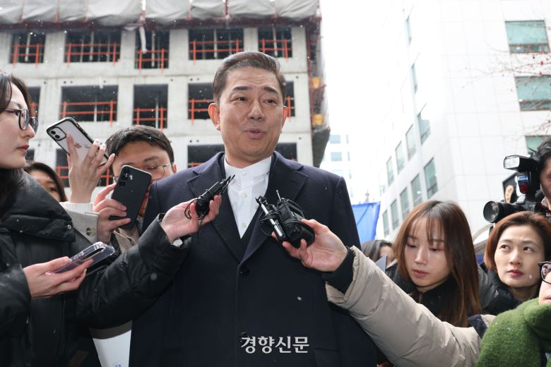 각종 비위 의혹을 받는 김병기 더불어민주당 의원이 지난 12일 여의도 중앙당사에서 열린 윤리위원회에 출석하고 있다. 한수빈 기자